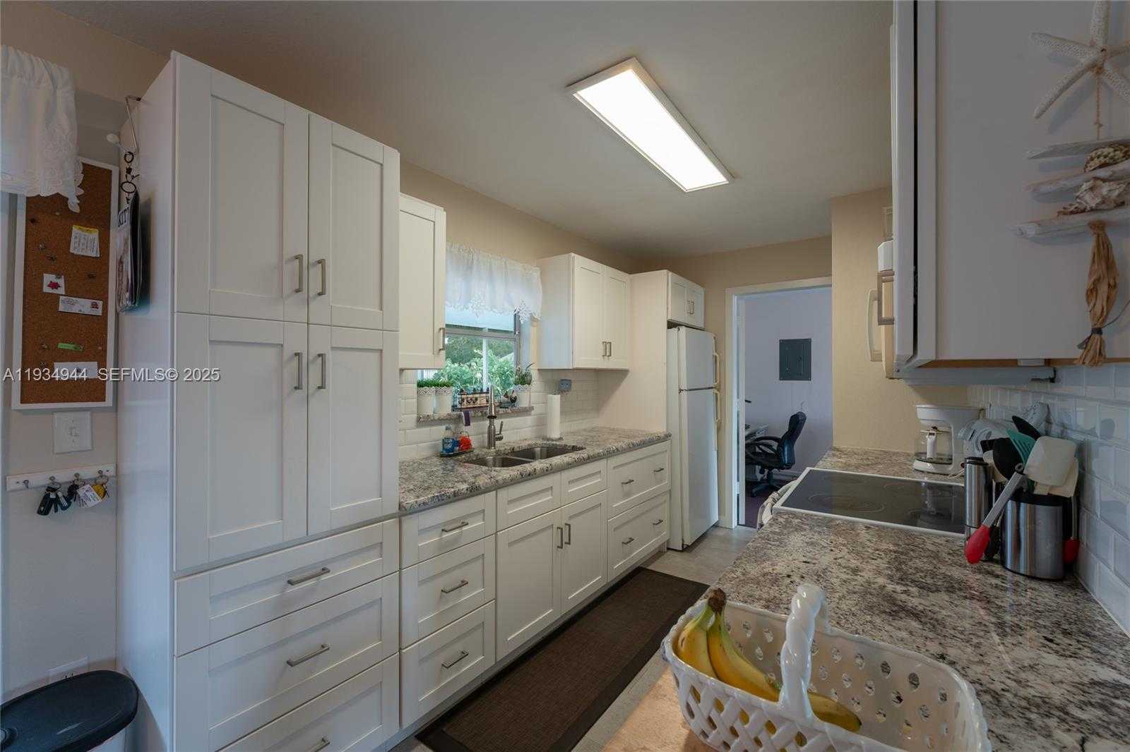 Small Image of 2001 SCHOONER DR, La Belle Number 16