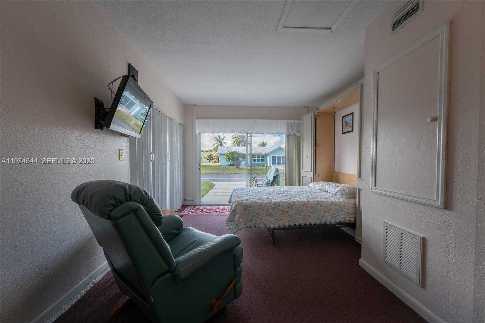 Small Image of 2001 SCHOONER DR, La Belle Number 18