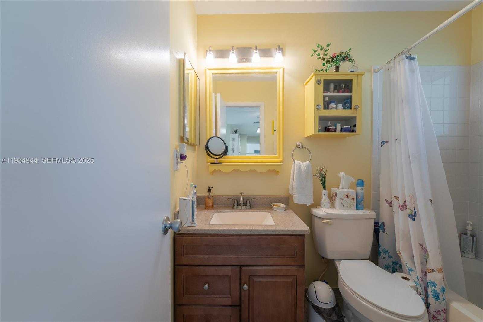 Small Image of 2001 SCHOONER DR, La Belle Number 21