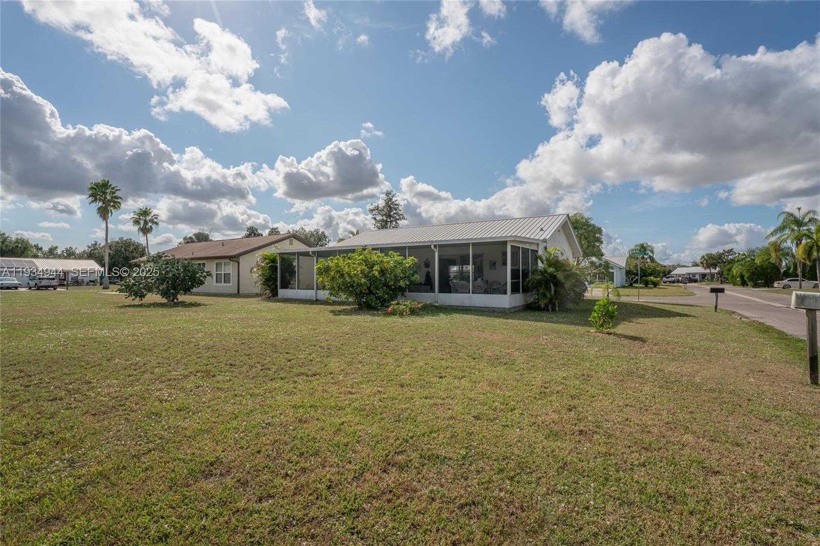 Small Image of 2001 SCHOONER DR, La Belle Number 37