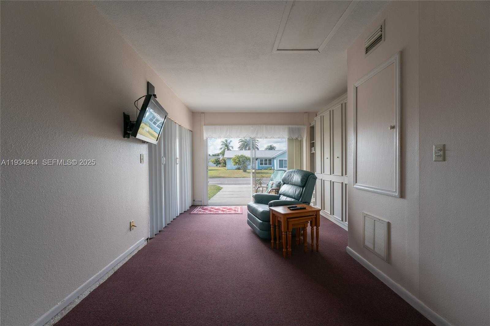 Small Image of 2001 SCHOONER DR, La Belle Number 9