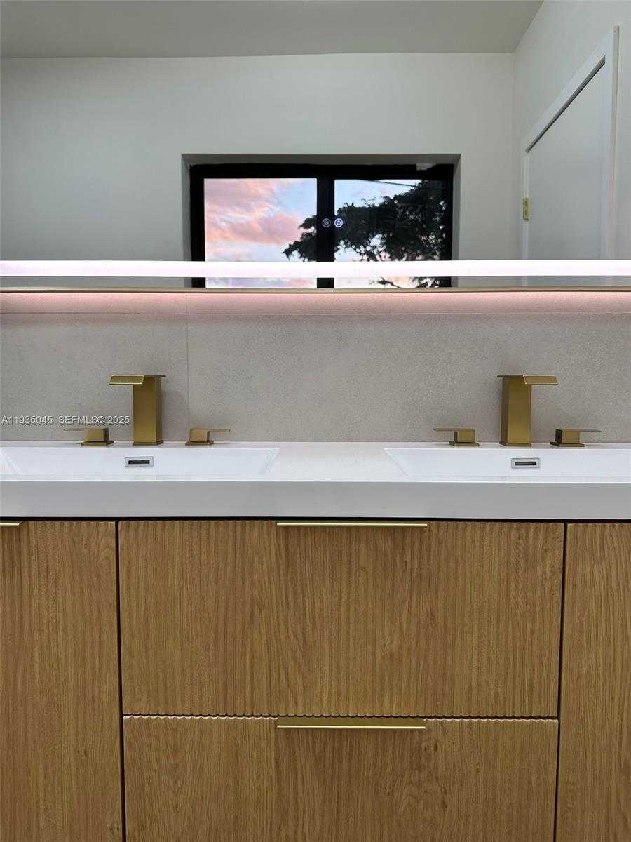 Small Image of 15411 NORTH EAST 10TH AVE, North Miami Beach Number 10