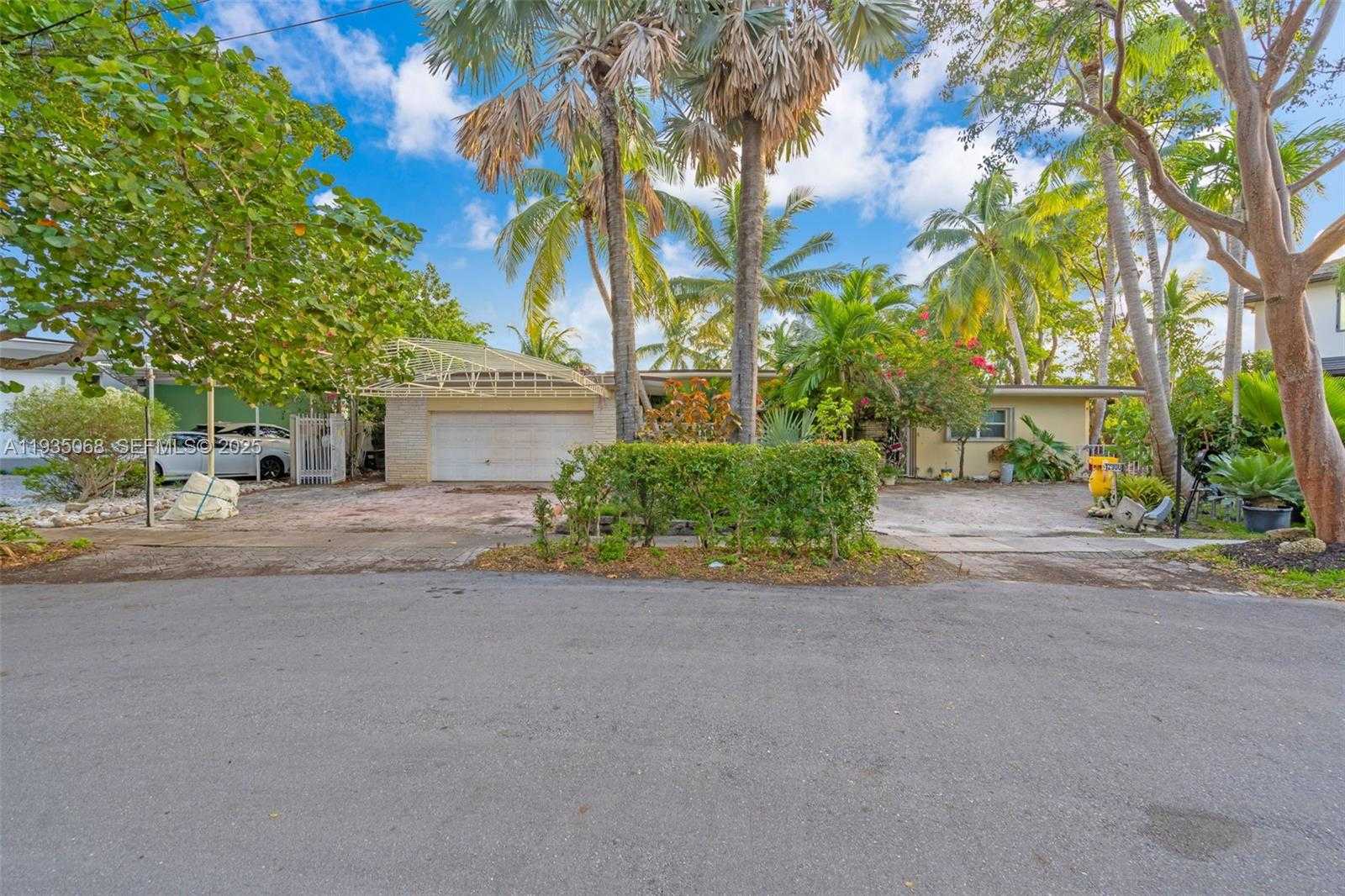 Small Image of 12900 IXORA CIR, North Miami Number 10