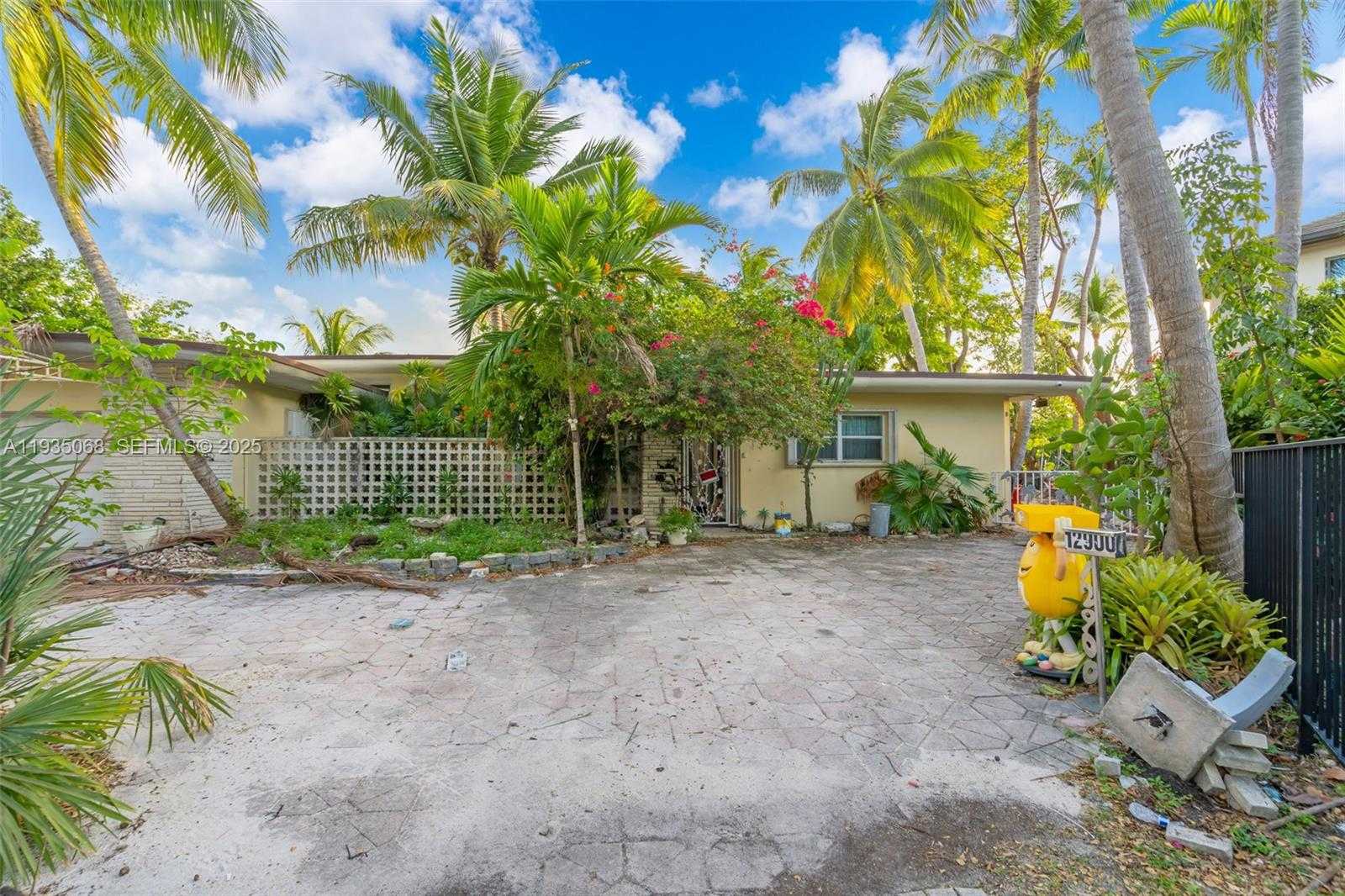 Small Image of 12900 IXORA CIR, North Miami Number 11