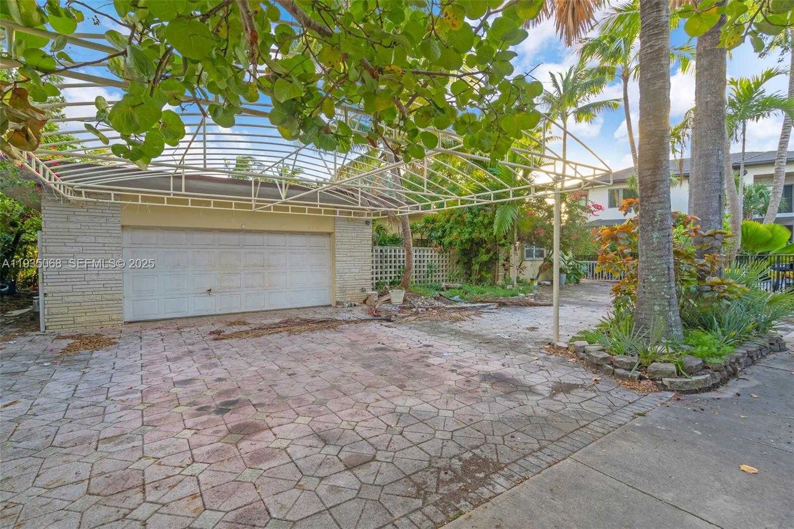 Small Image of 12900 IXORA CIR, North Miami Number 12