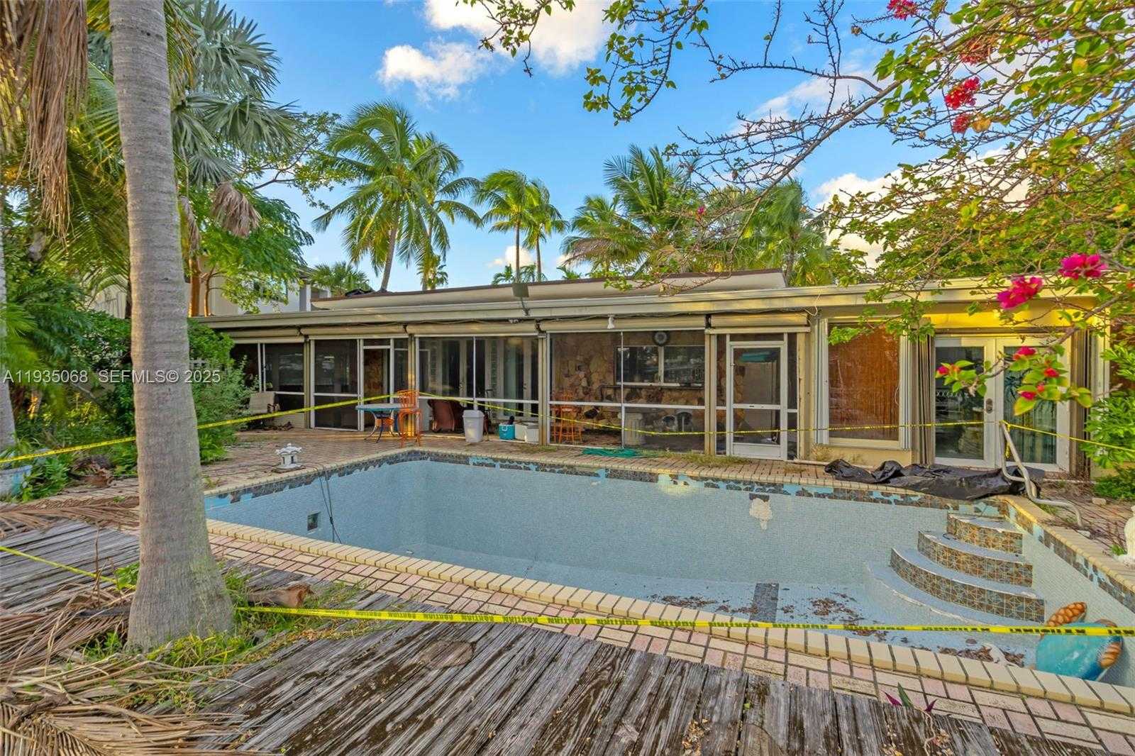 Small Image of 12900 IXORA CIR, North Miami Number 18