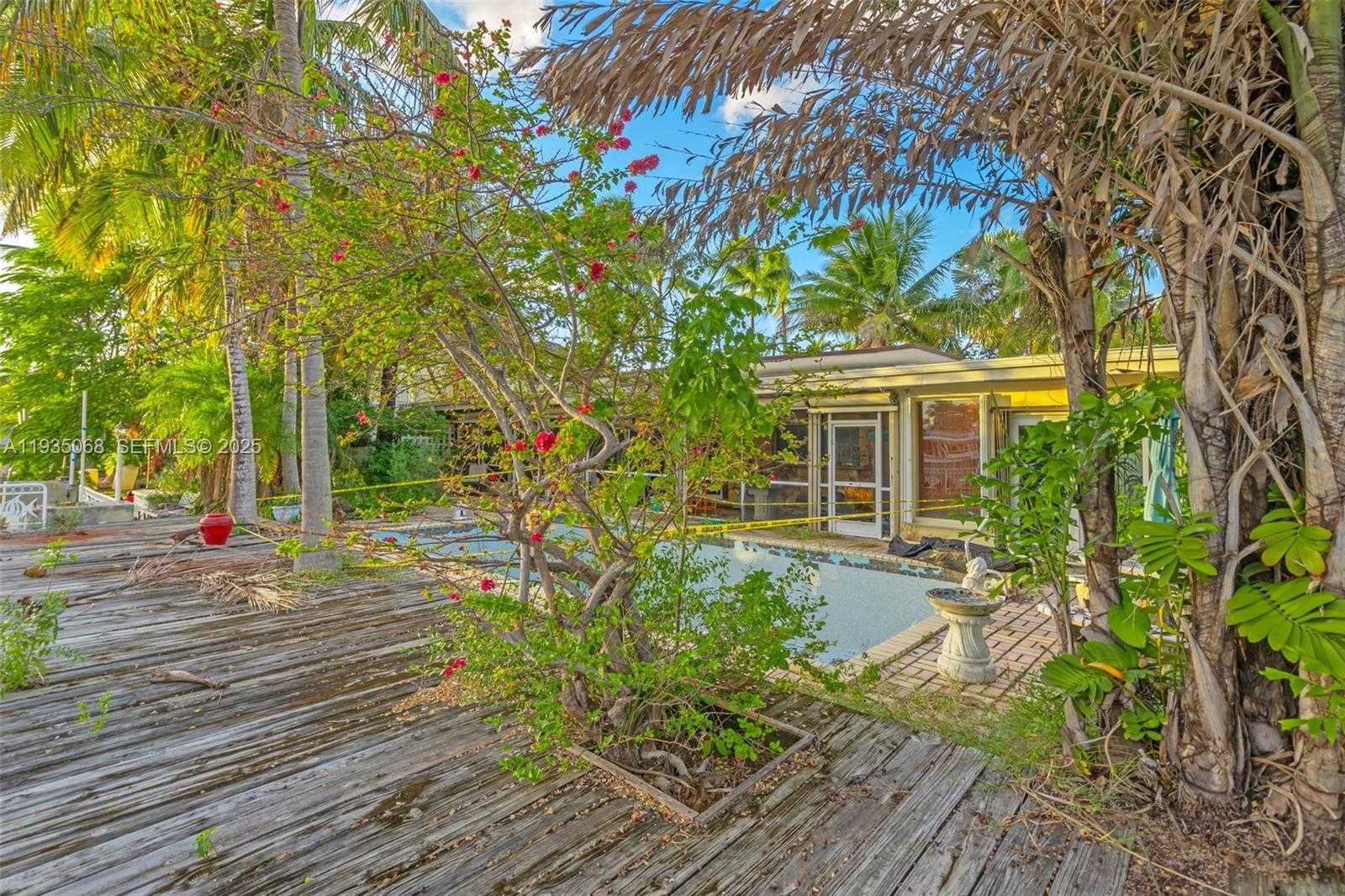 Small Image of 12900 IXORA CIR, North Miami Number 20