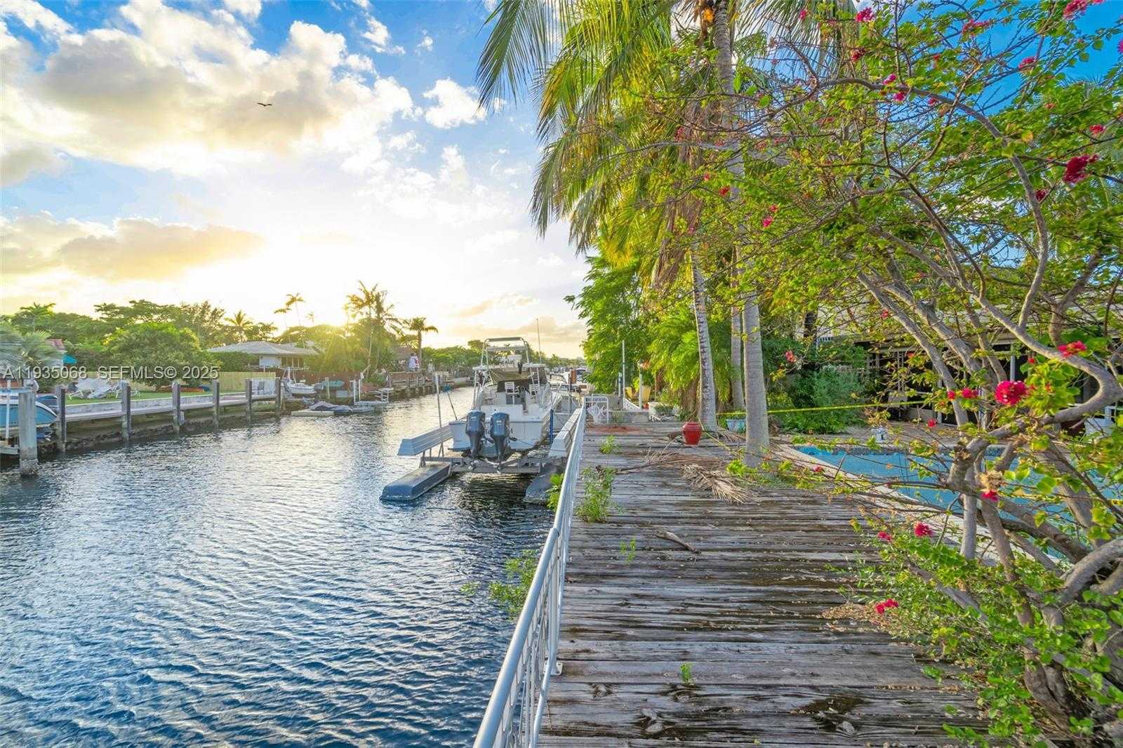 Small Image of 12900 IXORA CIR, North Miami Number 21