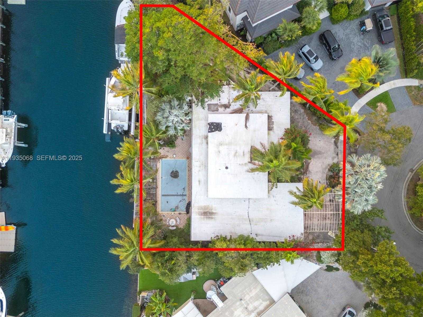 Small Image of 12900 IXORA CIR, North Miami Number 24