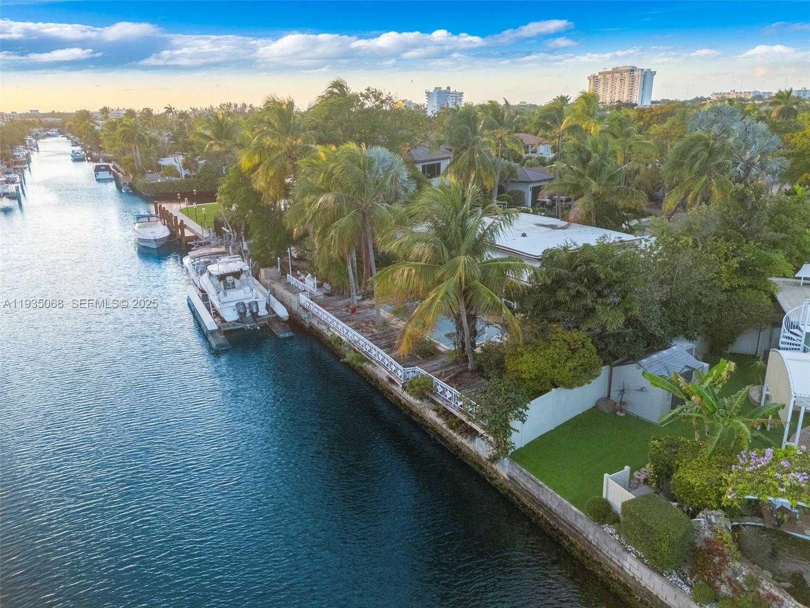 Small Image of 12900 IXORA CIR, North Miami Number 4