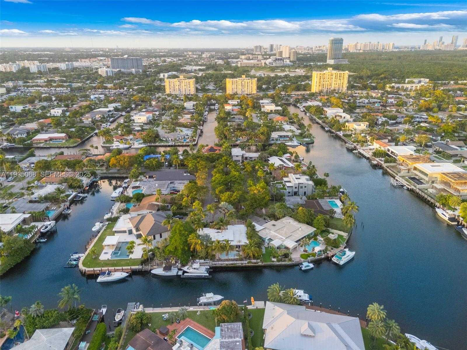 Small Image of 12900 IXORA CIR, North Miami Number 8