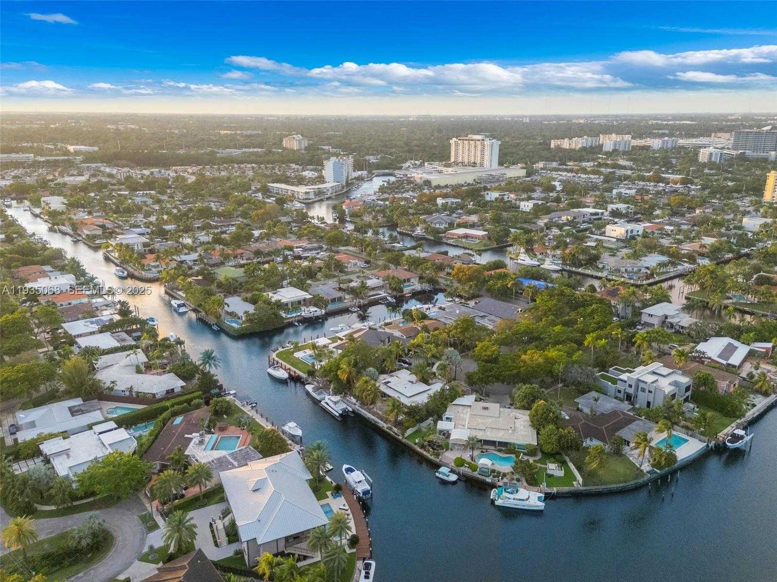 Small Image of 12900 IXORA CIR, North Miami Number 9