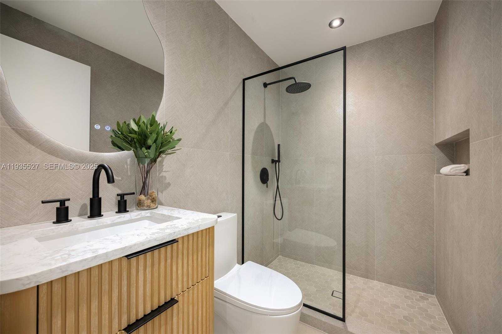 Small Image of 21480 HIGHLAND LAKES BLVD #21480, Miami Number 18