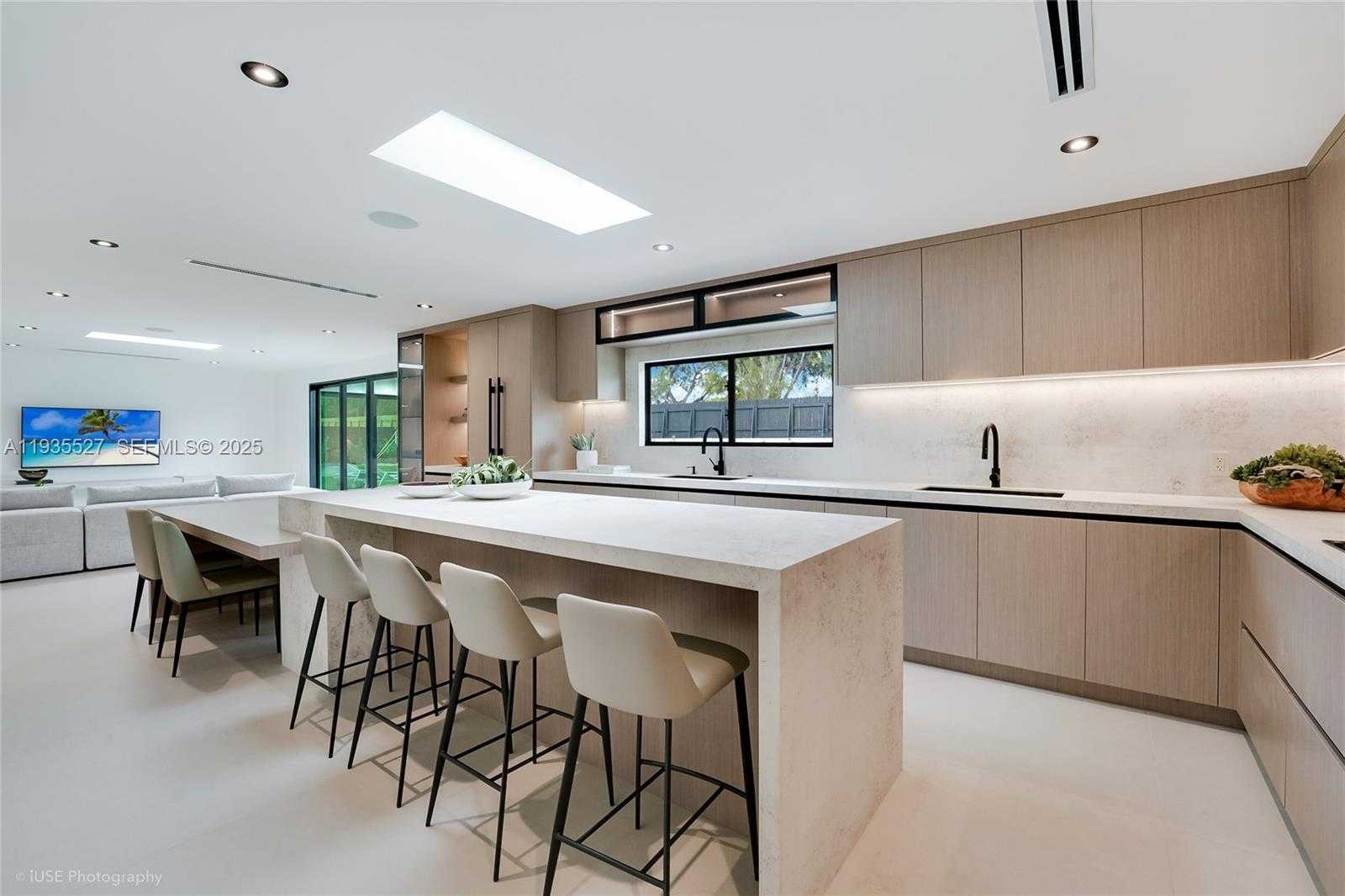 Small Image of 21480 HIGHLAND LAKES BLVD #21480, Miami Number 5