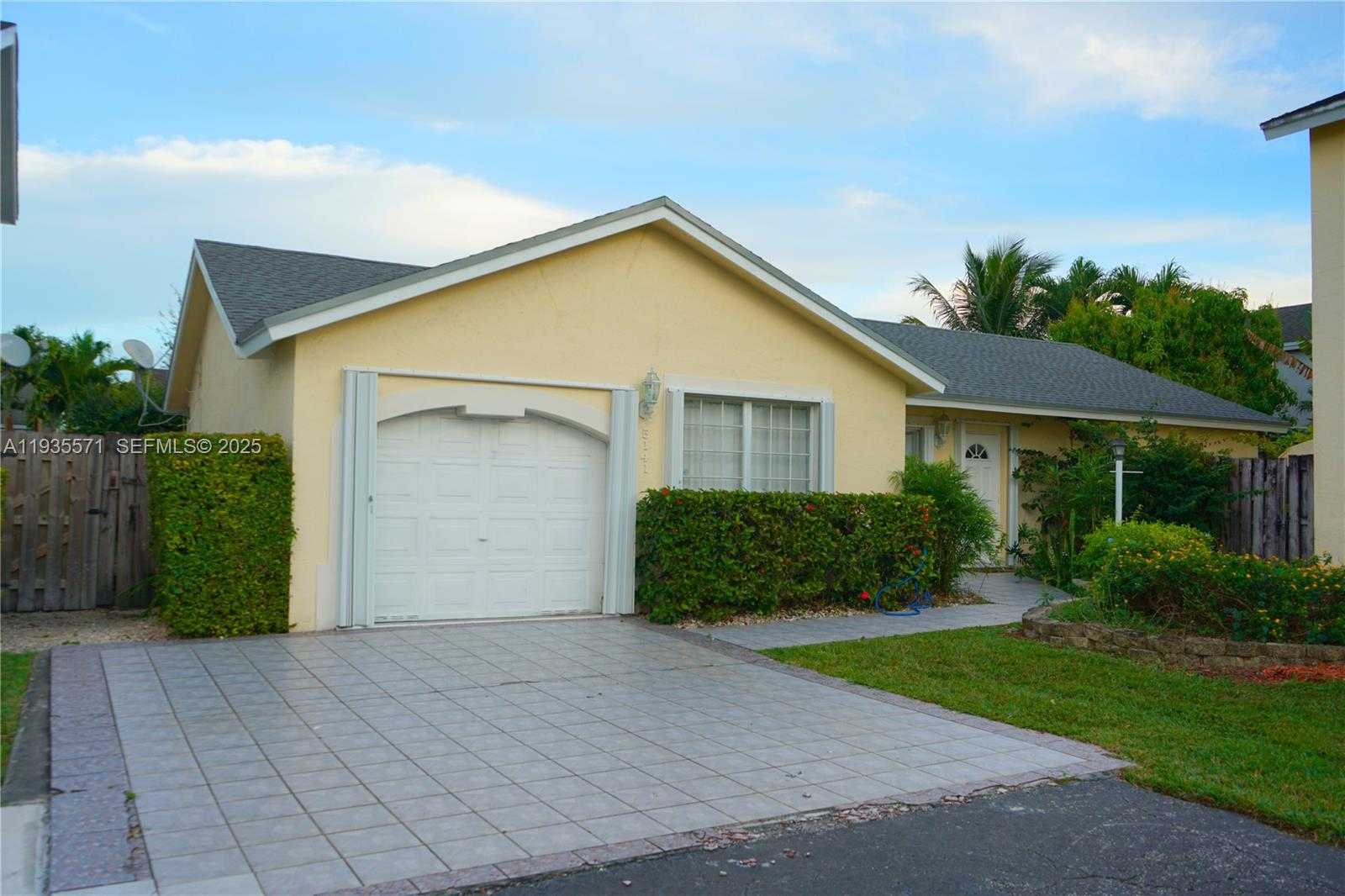Small Image of 5141 NORTH WEST 101ST PL, Doral Number 1