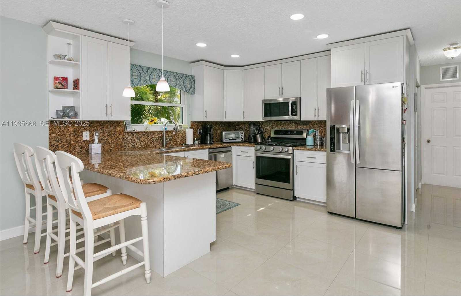 Small Image of 20565 SOUTH WEST 80TH PL, Cutler Bay Number 3