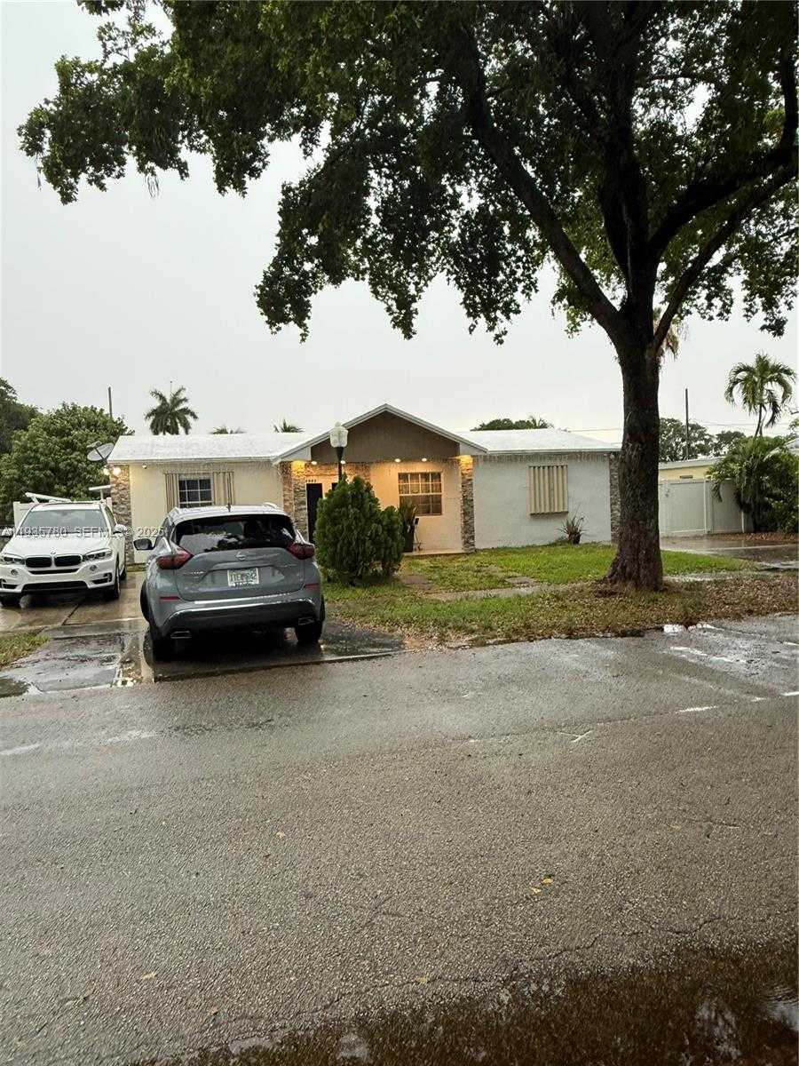 Small Image of 1031 NORTH EAST 142ND ST, North Miami Number 1