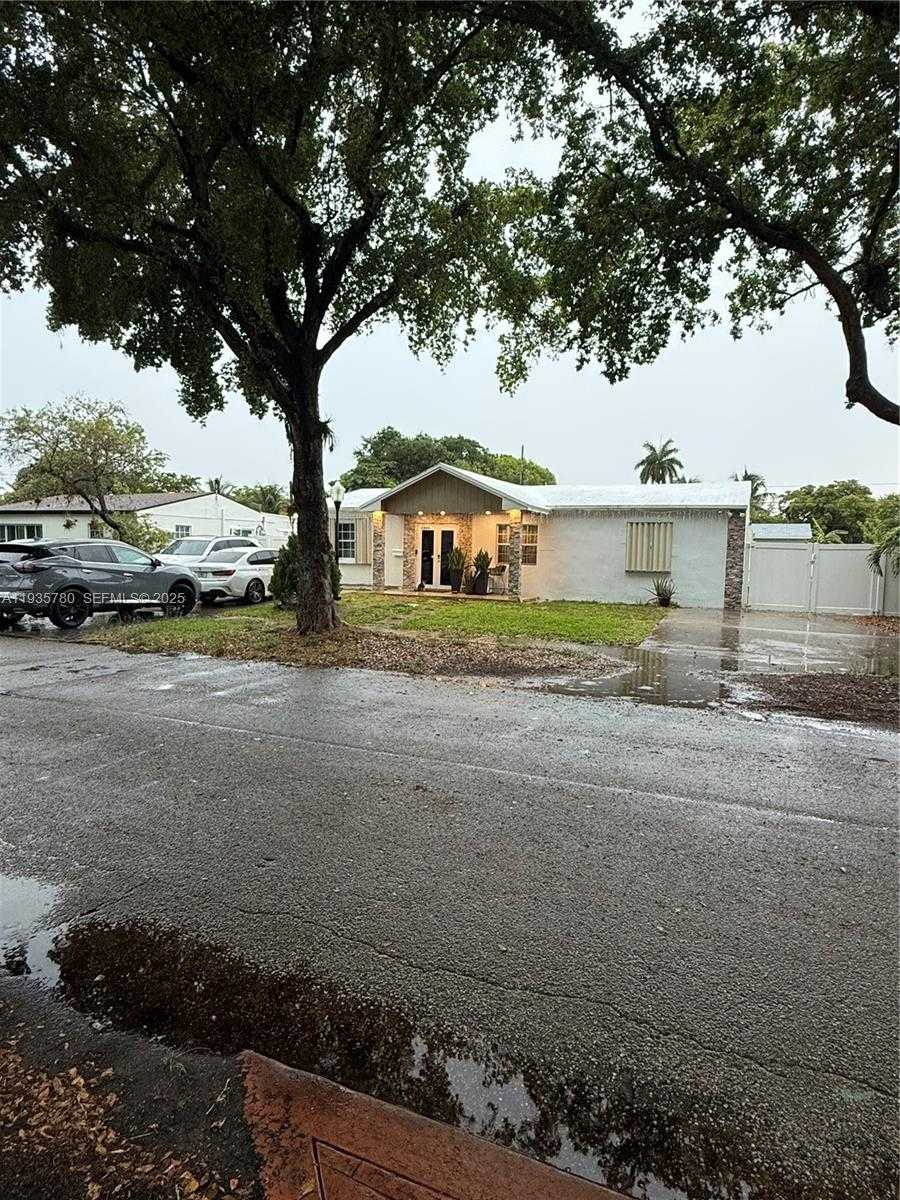 Small Image of 1031 NORTH EAST 142ND ST, North Miami Number 2