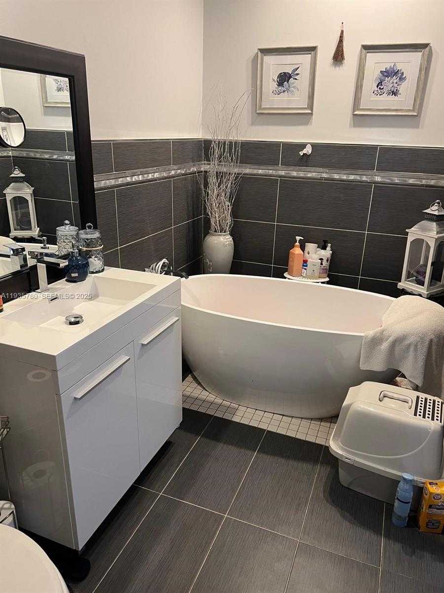 Small Image of 1031 NORTH EAST 142ND ST, North Miami Number 21