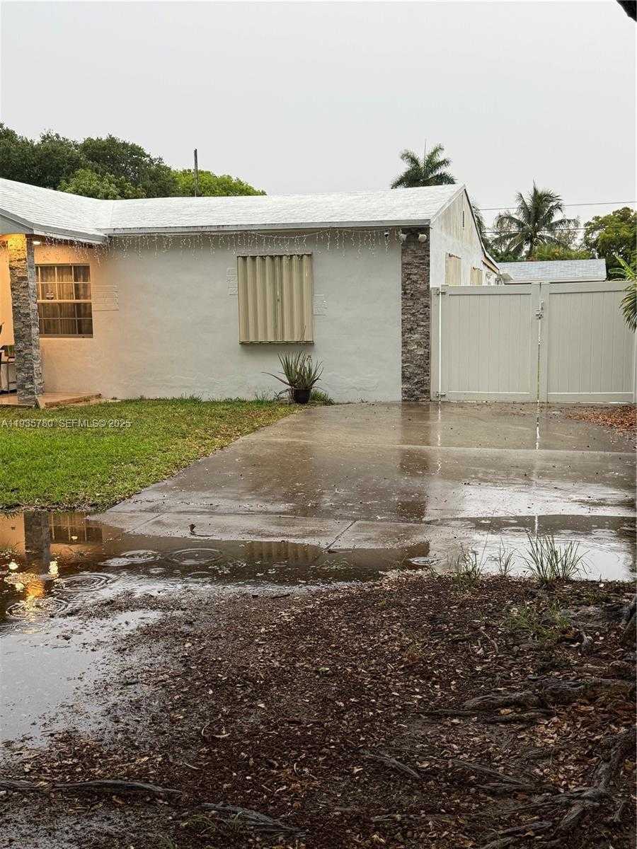 Small Image of 1031 NORTH EAST 142ND ST, North Miami Number 3