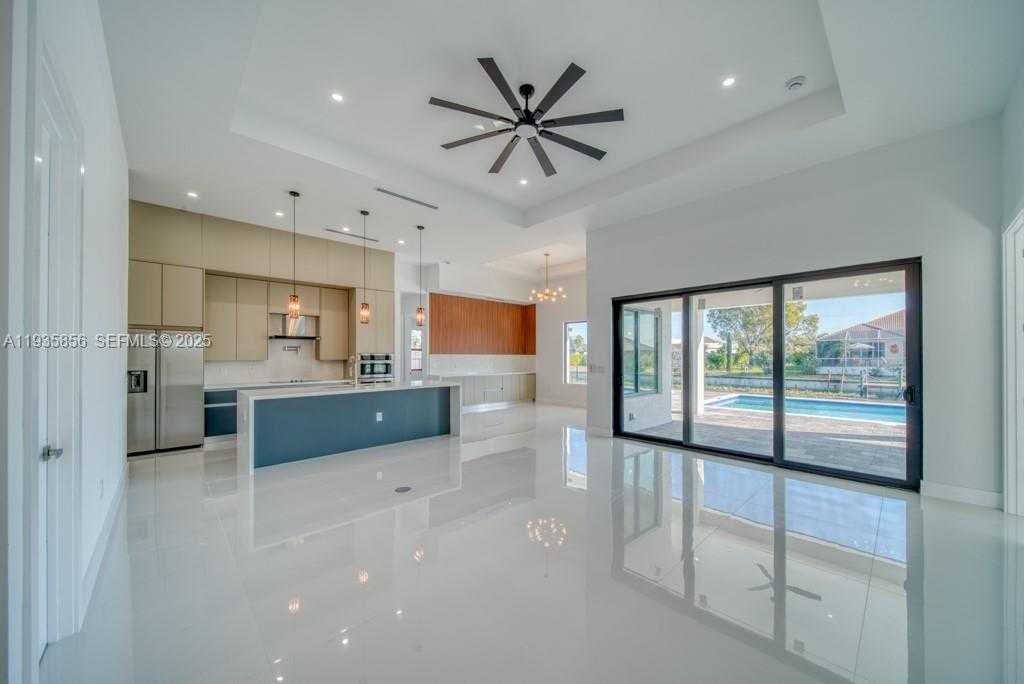 Small Image of 1019 SW 8th Ct, Cape Coral, FL 33991, USA Number 18