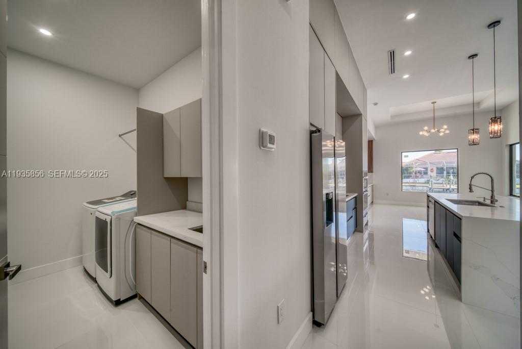 Small Image of 1019 SW 8th Ct, Cape Coral, FL 33991, USA Number 41