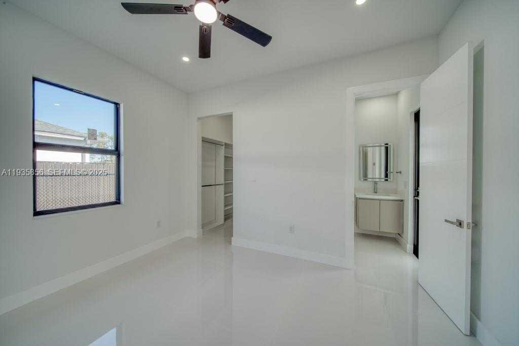 Small Image of 1019 SW 8th Ct, Cape Coral, FL 33991, USA Number 45