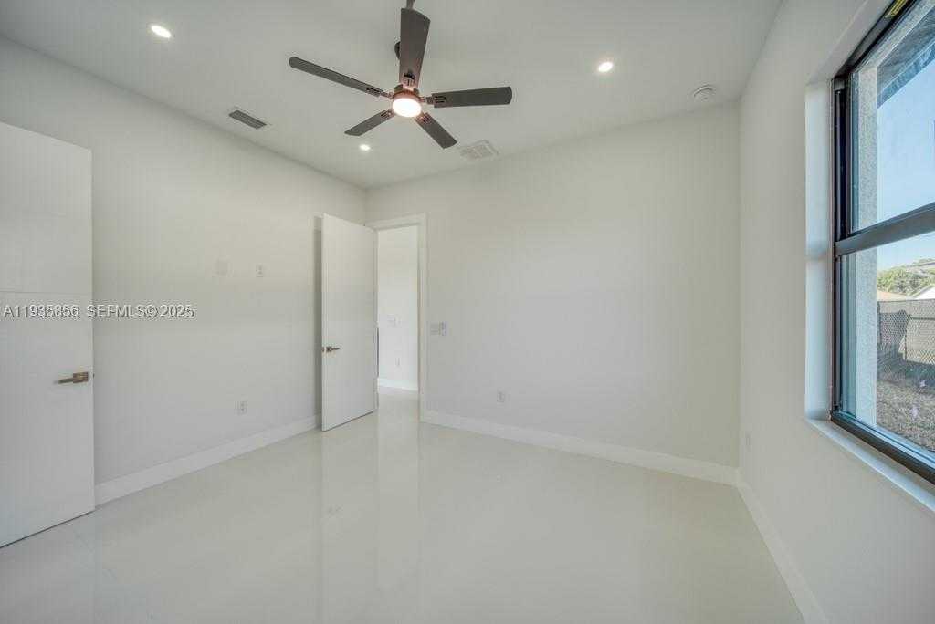 Small Image of 1019 SW 8th Ct, Cape Coral, FL 33991, USA Number 48