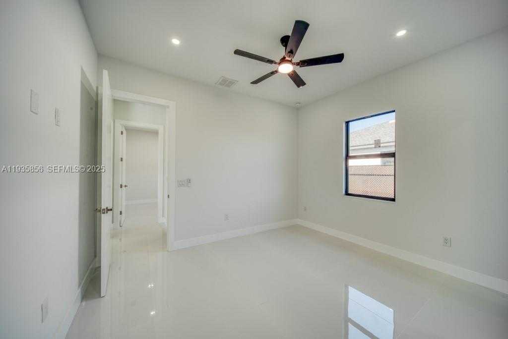 Small Image of 1019 SW 8th Ct, Cape Coral, FL 33991, USA Number 49