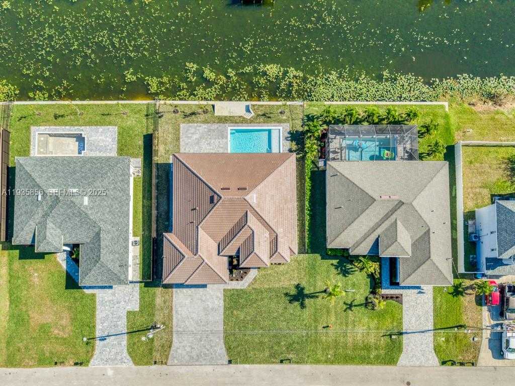 Small Image of 1019 SW 8th Ct, Cape Coral, FL 33991, USA Number 5