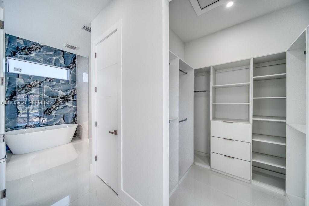 Small Image of 1019 SW 8th Ct, Cape Coral, FL 33991, USA Number 75