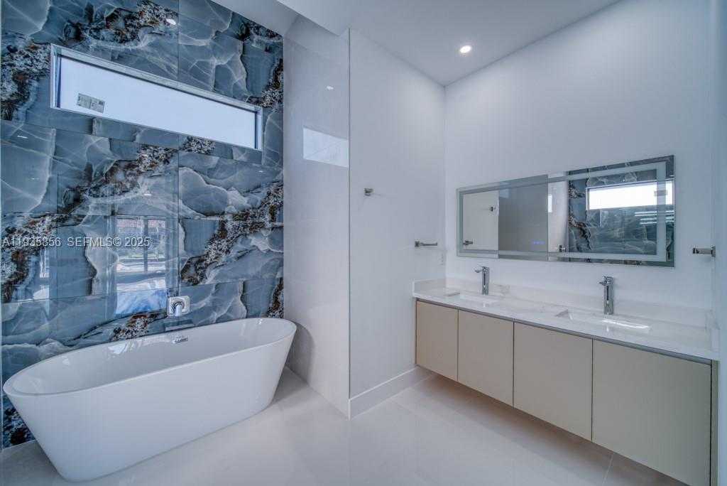 Small Image of 1019 SW 8th Ct, Cape Coral, FL 33991, USA Number 79