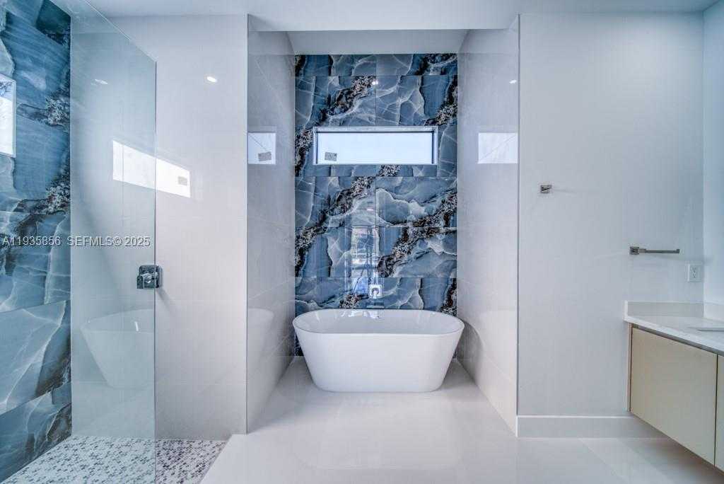 Small Image of 1019 SW 8th Ct, Cape Coral, FL 33991, USA Number 80