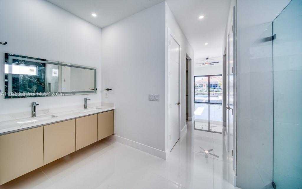 Small Image of 1019 SW 8th Ct, Cape Coral, FL 33991, USA Number 81