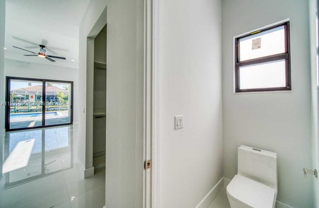 Small Image of 1019 SW 8th Ct, Cape Coral, FL 33991, USA Number 83