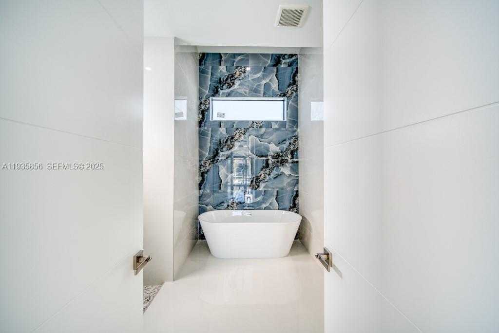 Small Image of 1019 SW 8th Ct, Cape Coral, FL 33991, USA Number 85