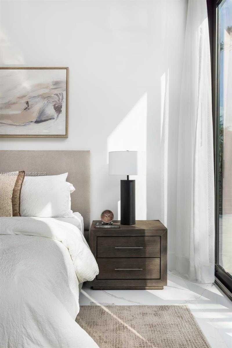 Small Image of South Miami Number 32