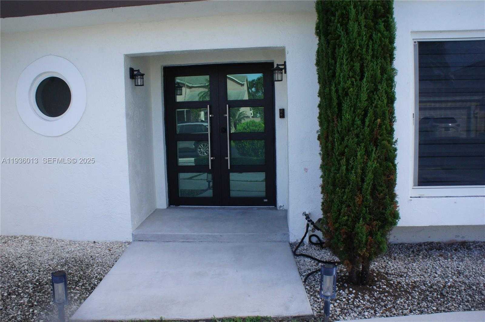 Small Image of 14574 SOUTH WEST 94TH LN, Miami Number 2