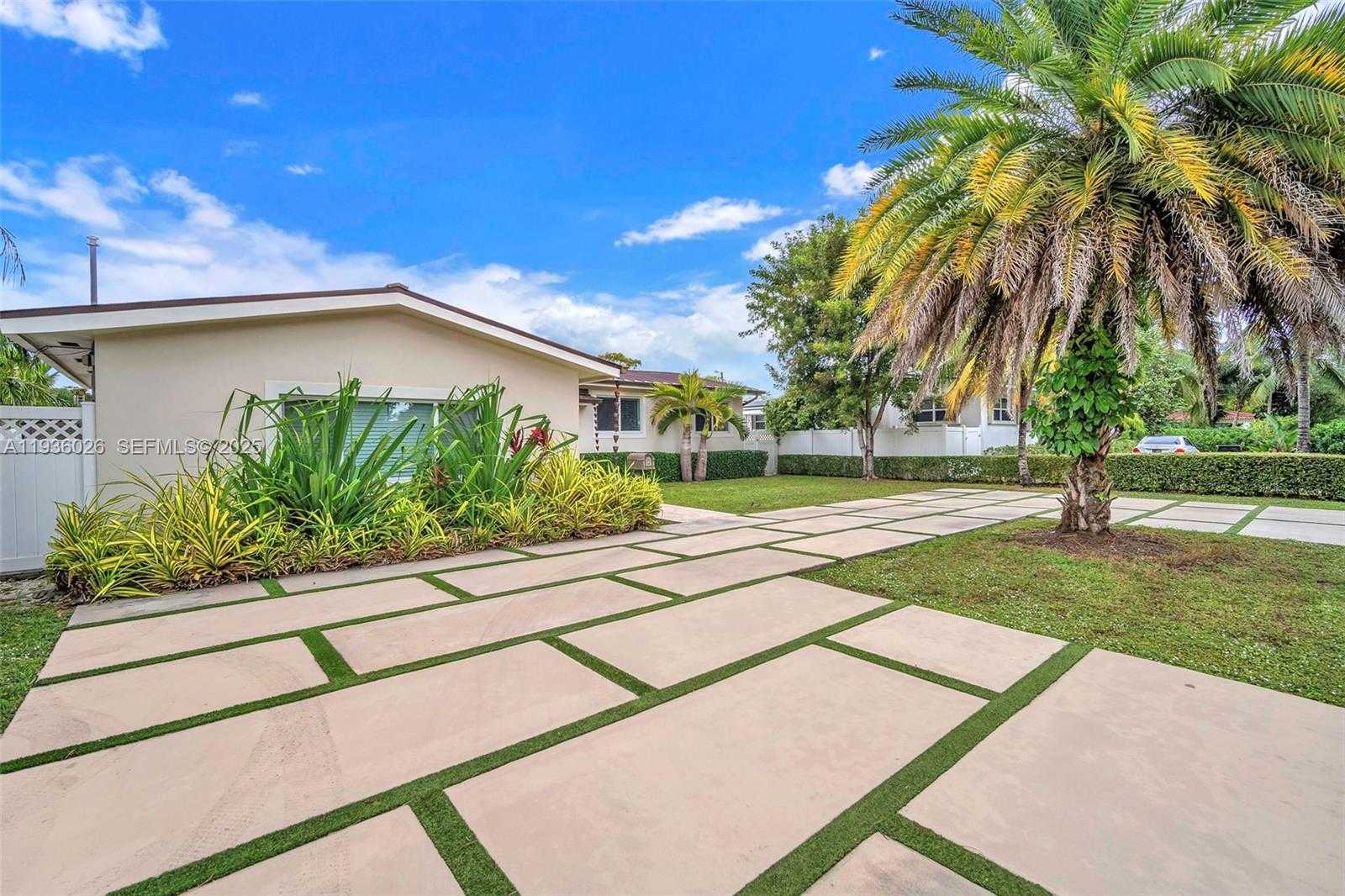 Small Image of 851 BLUEBIRD AVE, Miami Springs Number 2