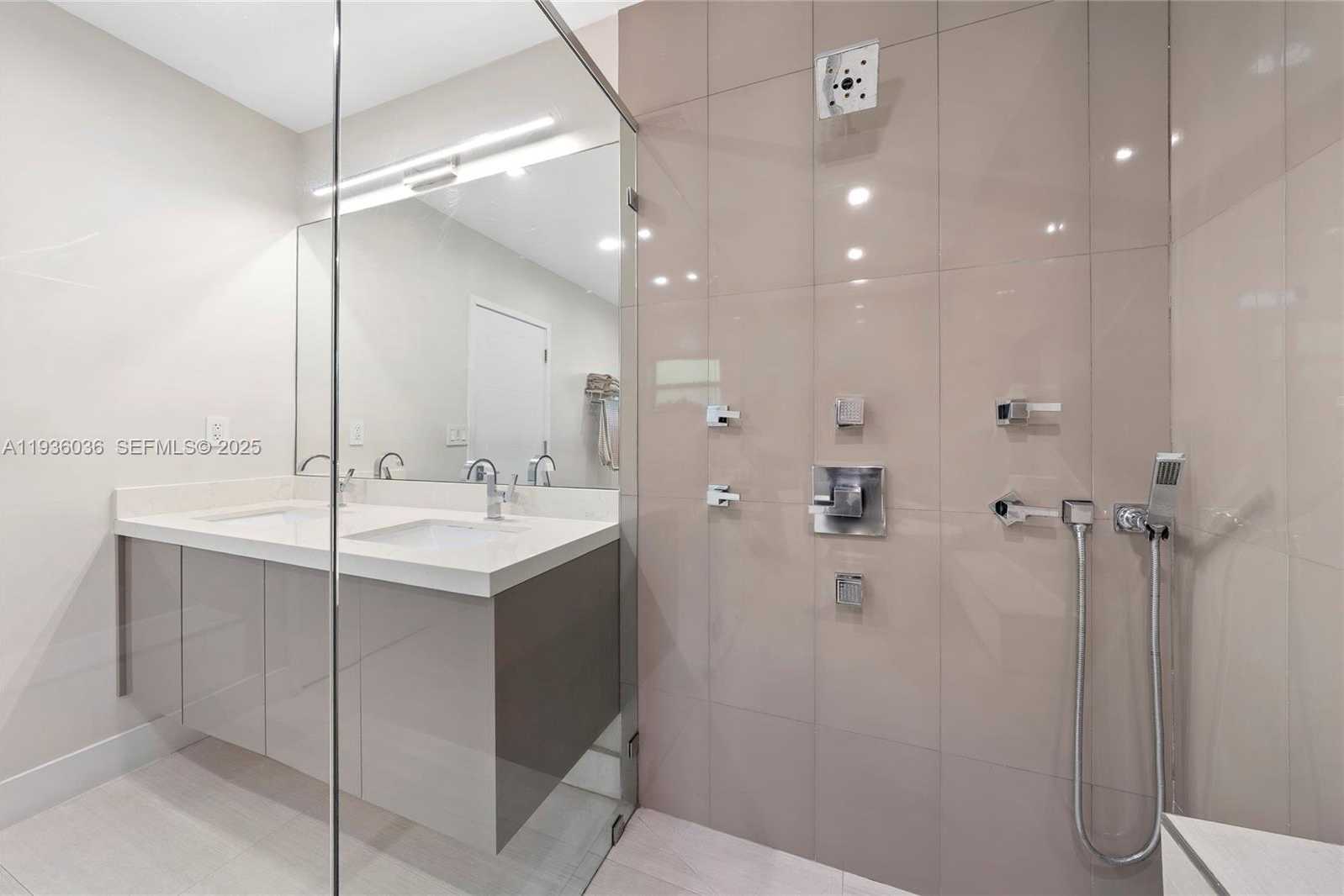 Small Image of 3141 NORTH BAY RD, Miami Beach Number 26