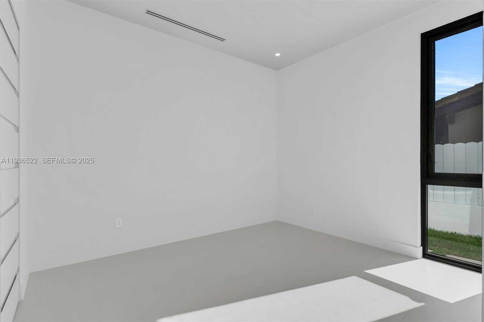 Small Image of 13200 NORTH BAYSHORE DR, North Miami Number 27