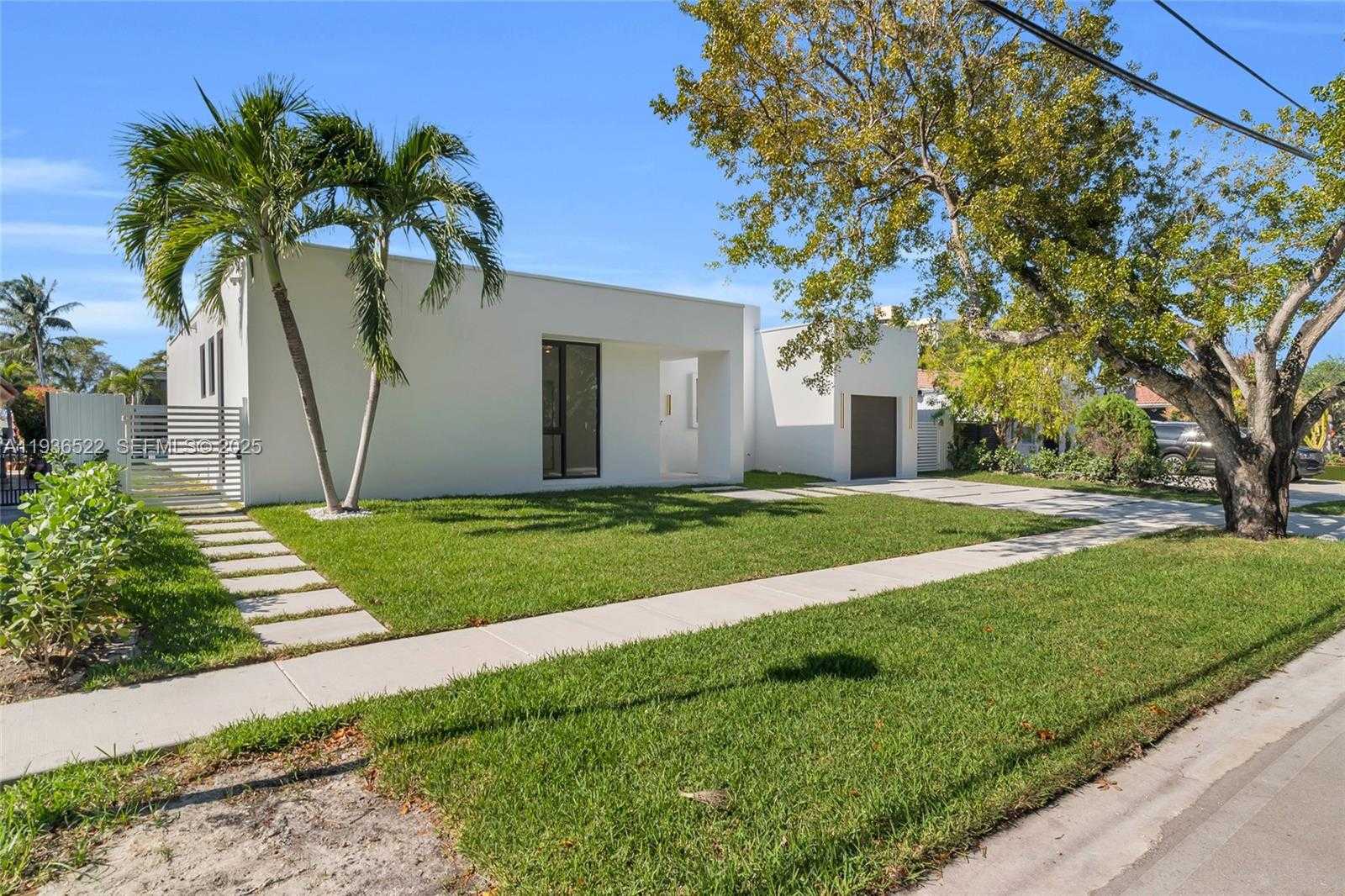 Small Image of 13200 NORTH BAYSHORE DR, North Miami Number 29