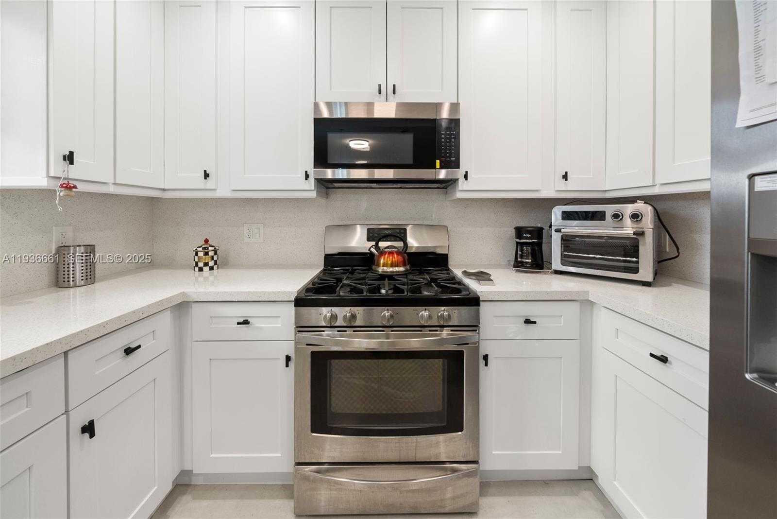 Small Image of 7517 CUTLASS AVE, North Bay Village Number 12