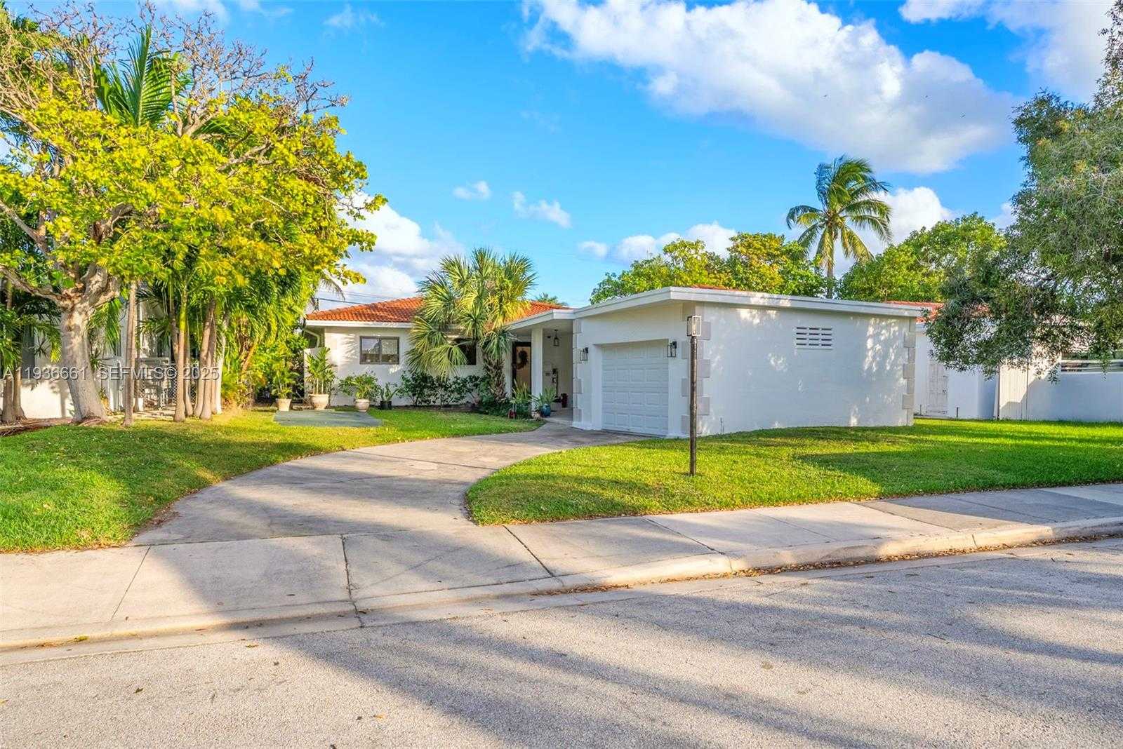 Small Image of 7517 CUTLASS AVE, North Bay Village Number 3