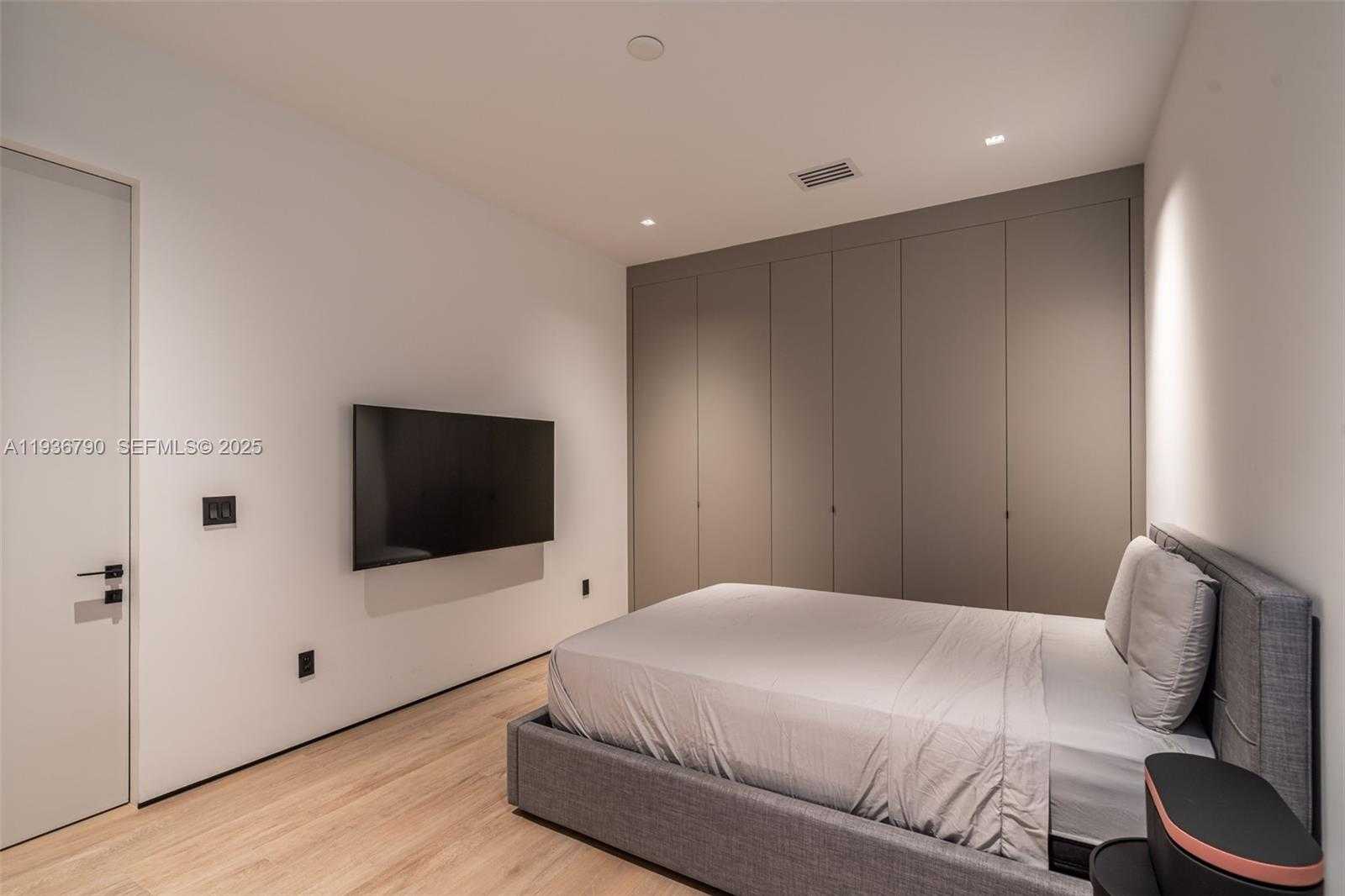 Small Image of 10540 NORTH WEST 67TH TER, Doral Number 38