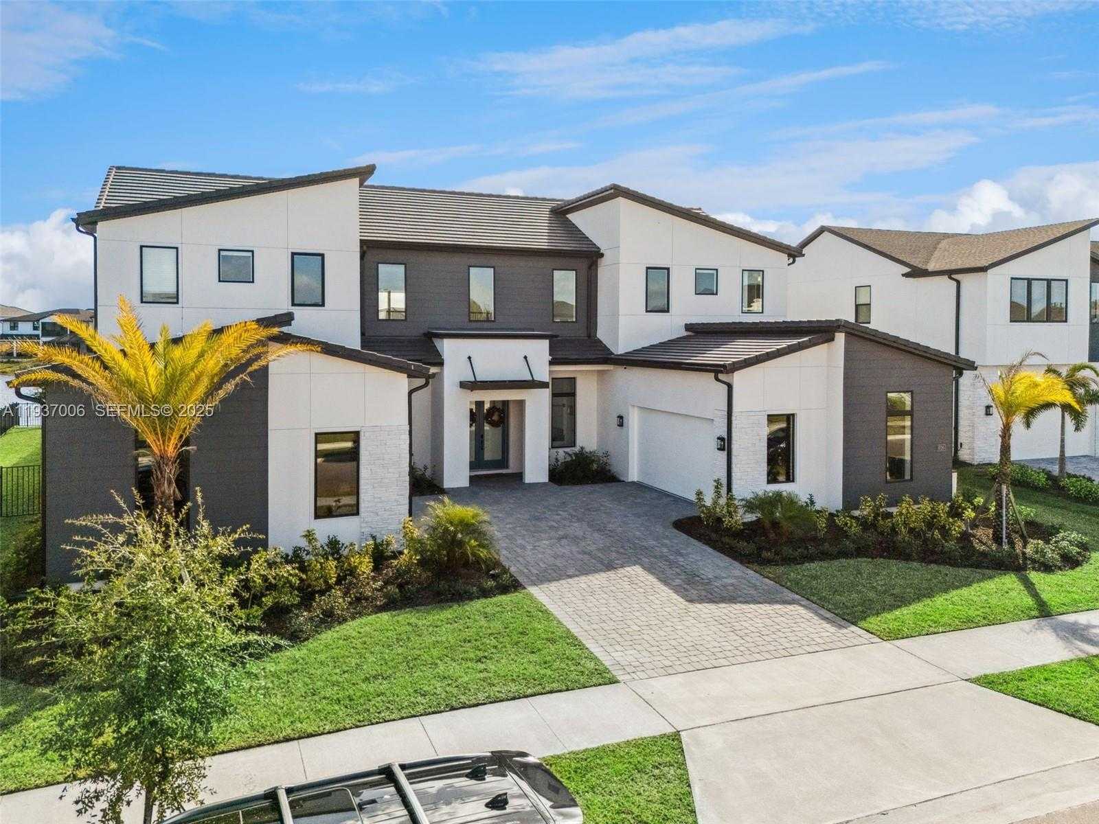 Small Image of 9720 LAUREL BERRY DRIVE, Orlando Number 2