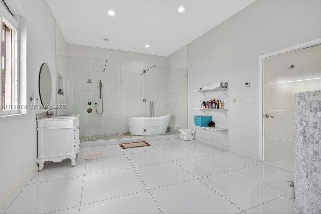 Small Image of PARADISE VIEW VILLA, Out of City Number 22