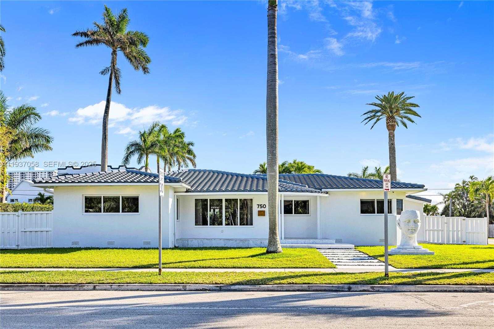 Small Image of 750 HARRISON ST, Hollywood Number 2