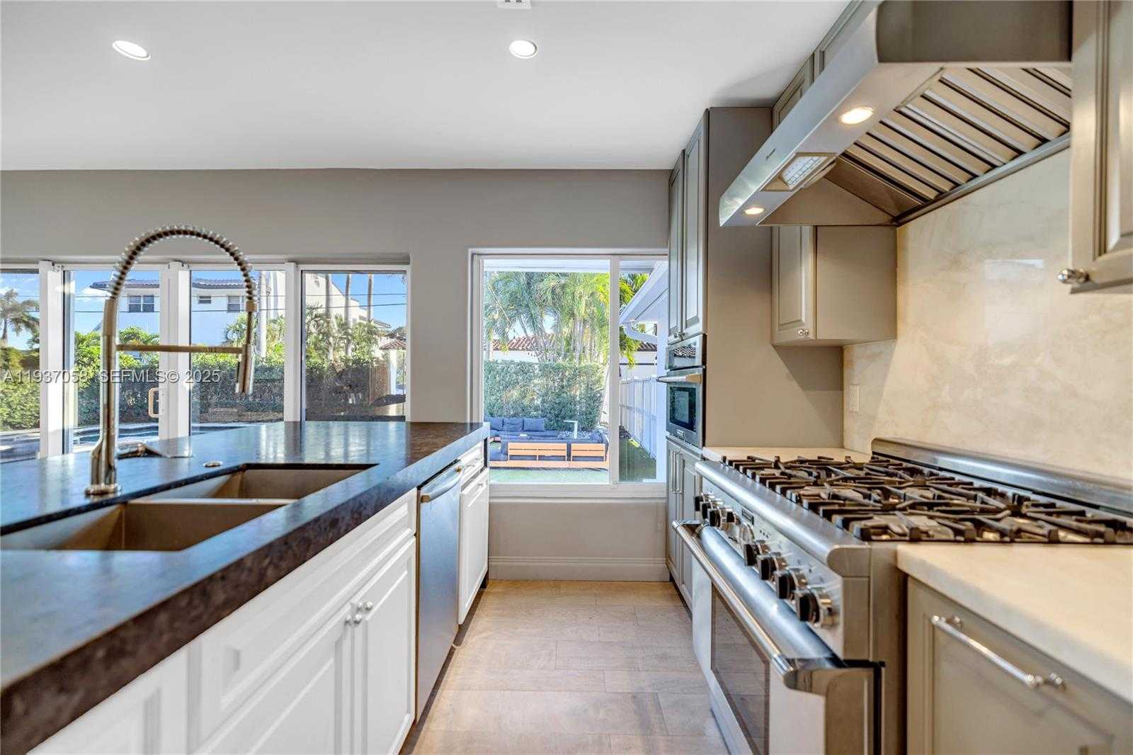 Small Image of 750 HARRISON ST, Hollywood Number 8