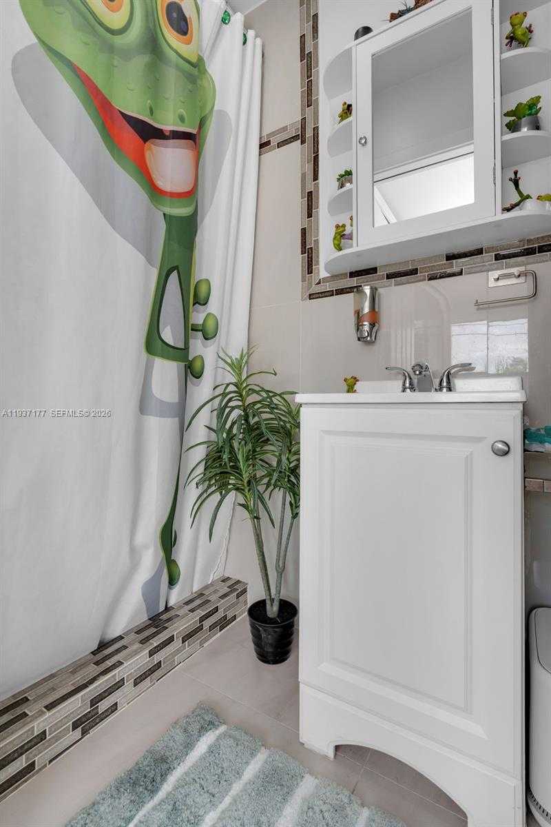 Small Image of 3130 NORTH WEST 102ND ST, Miami Number 31